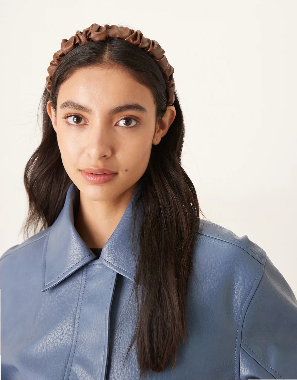 – Geraffter Haarreif aus Kunstleder in Dunkelbraun