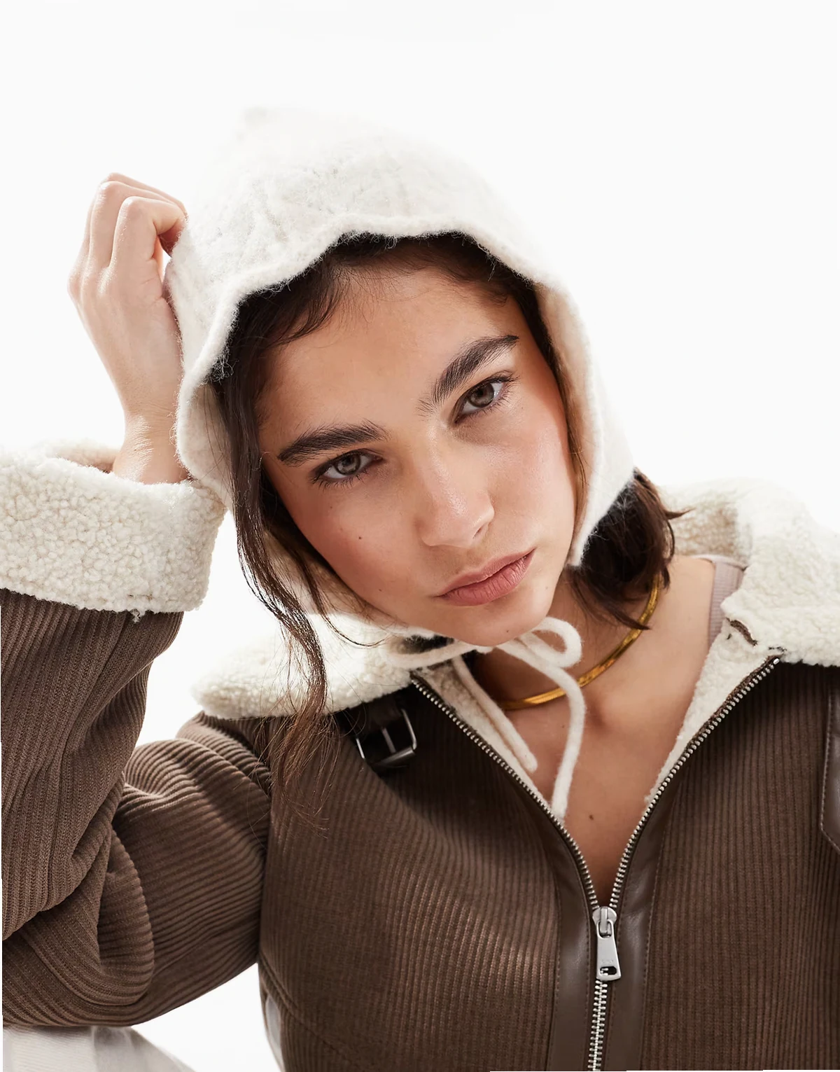 – Pointelle-Mütze in Creme mit Muschelkante