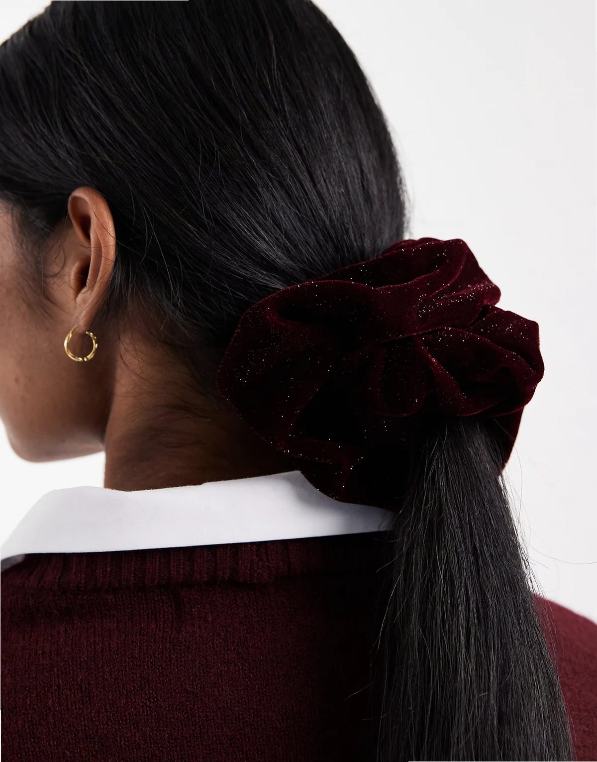 – Scrunchie aus Samt in glitzerndem Burgunderrot