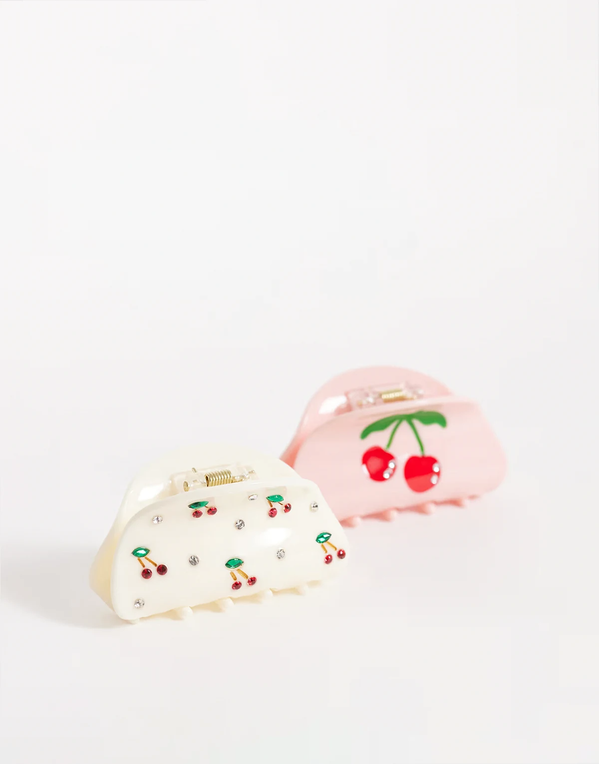 – Zestaw 2 klamer do włosów w różnych kolorach zdobionych wisienkami z kryształkami