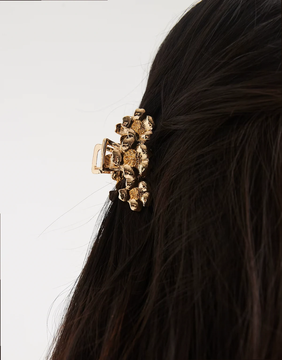 – Metalowa klamra do włosów z kwiatowymi detalami w złotym kolorze