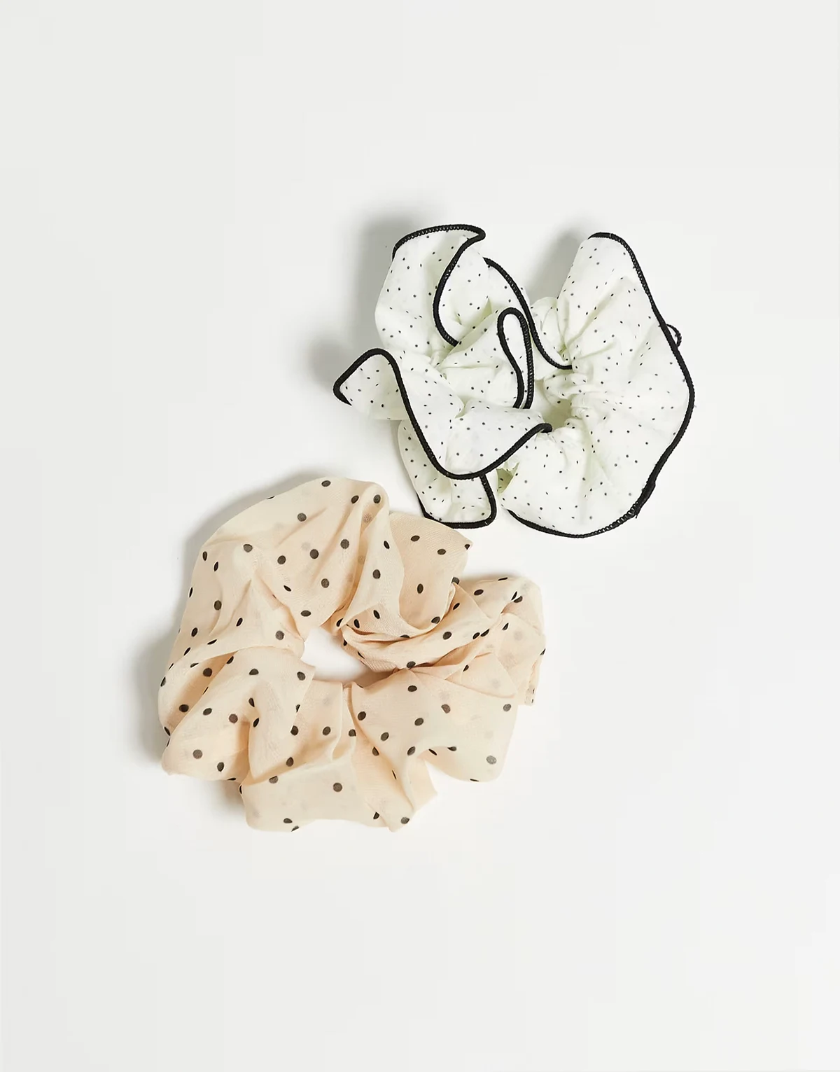 – 2er-Pack Scrunchie-Haargummis in Beige und Weiß mit Polka Dots