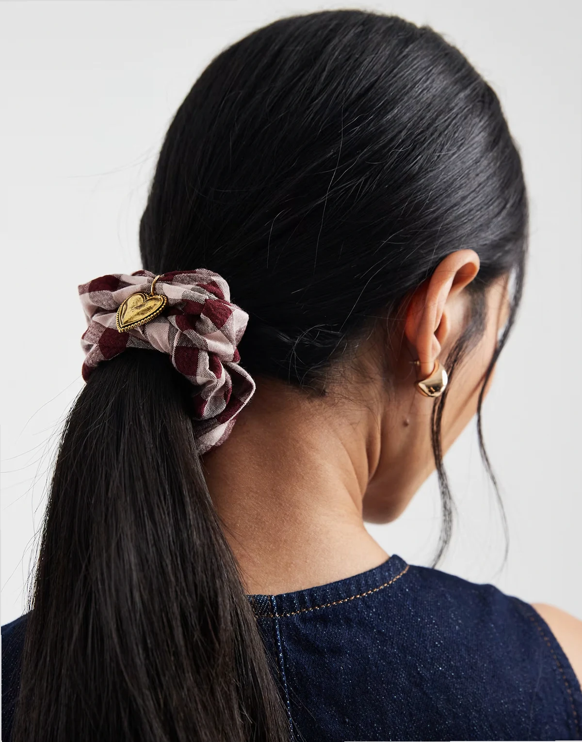 – Scrunchie in Braun kariert mit Herzanhänger