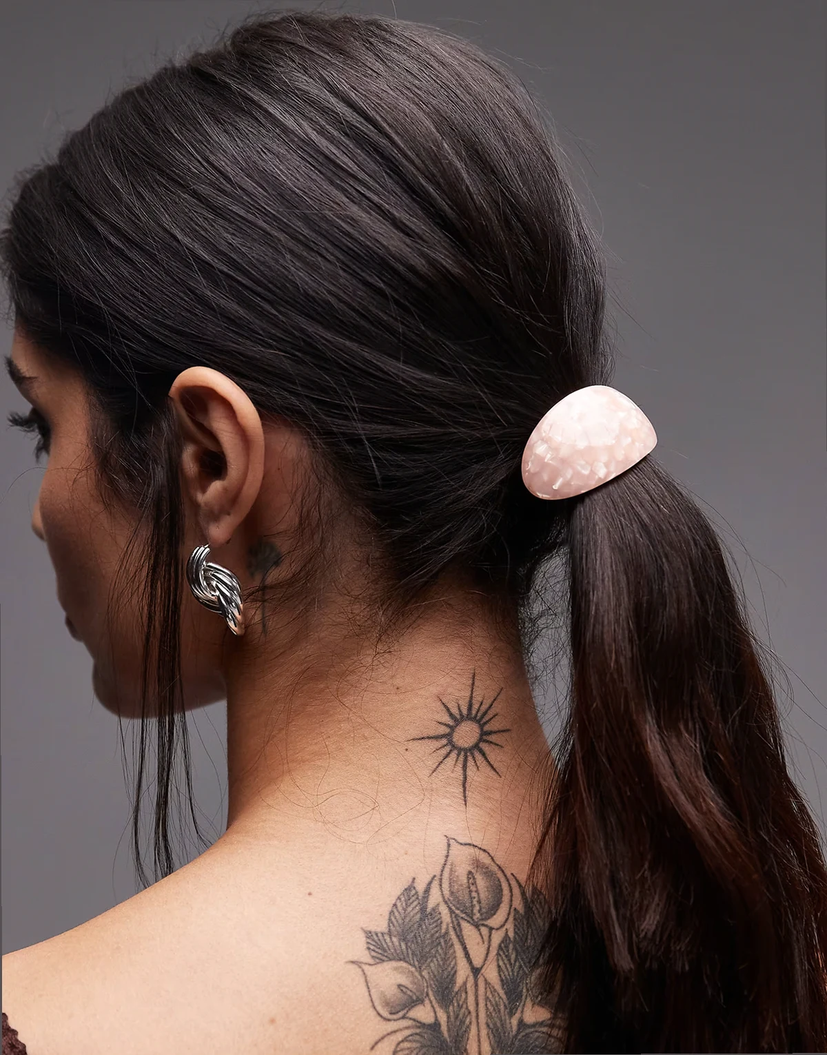 – 2er-Pack Haarbänder mit Verzierungen aus Kunstharz und silberfarbenem Material