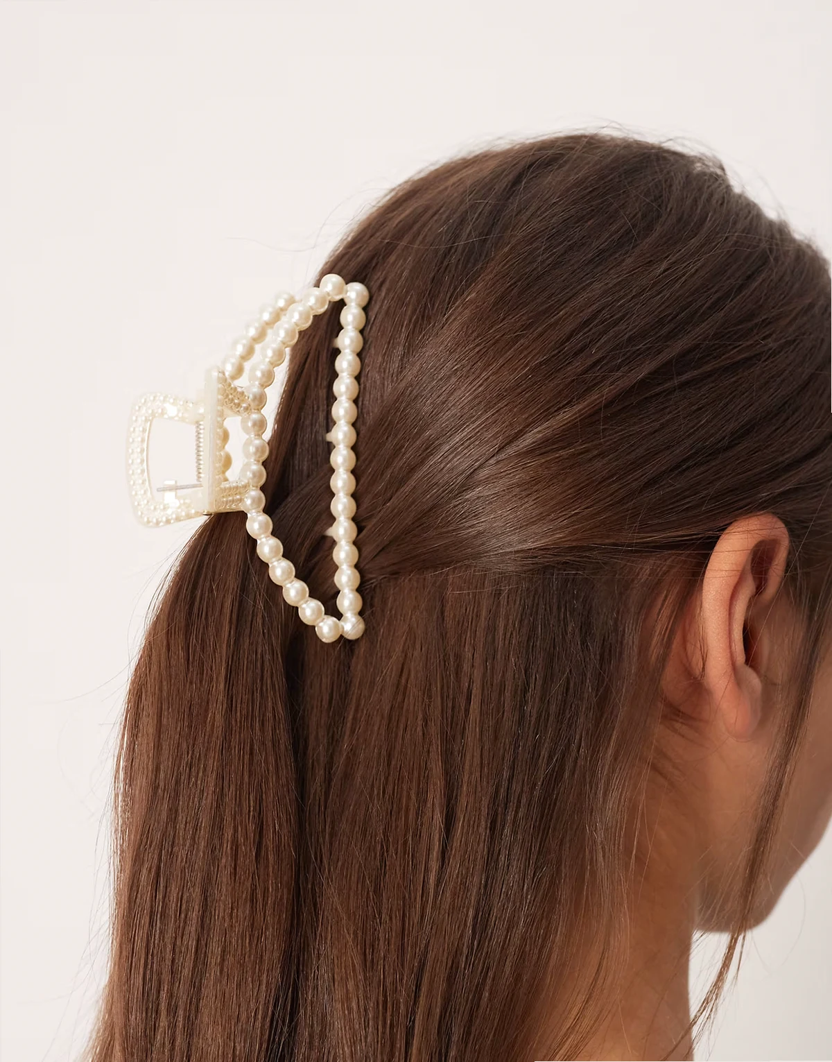 hair claw in faux pearl