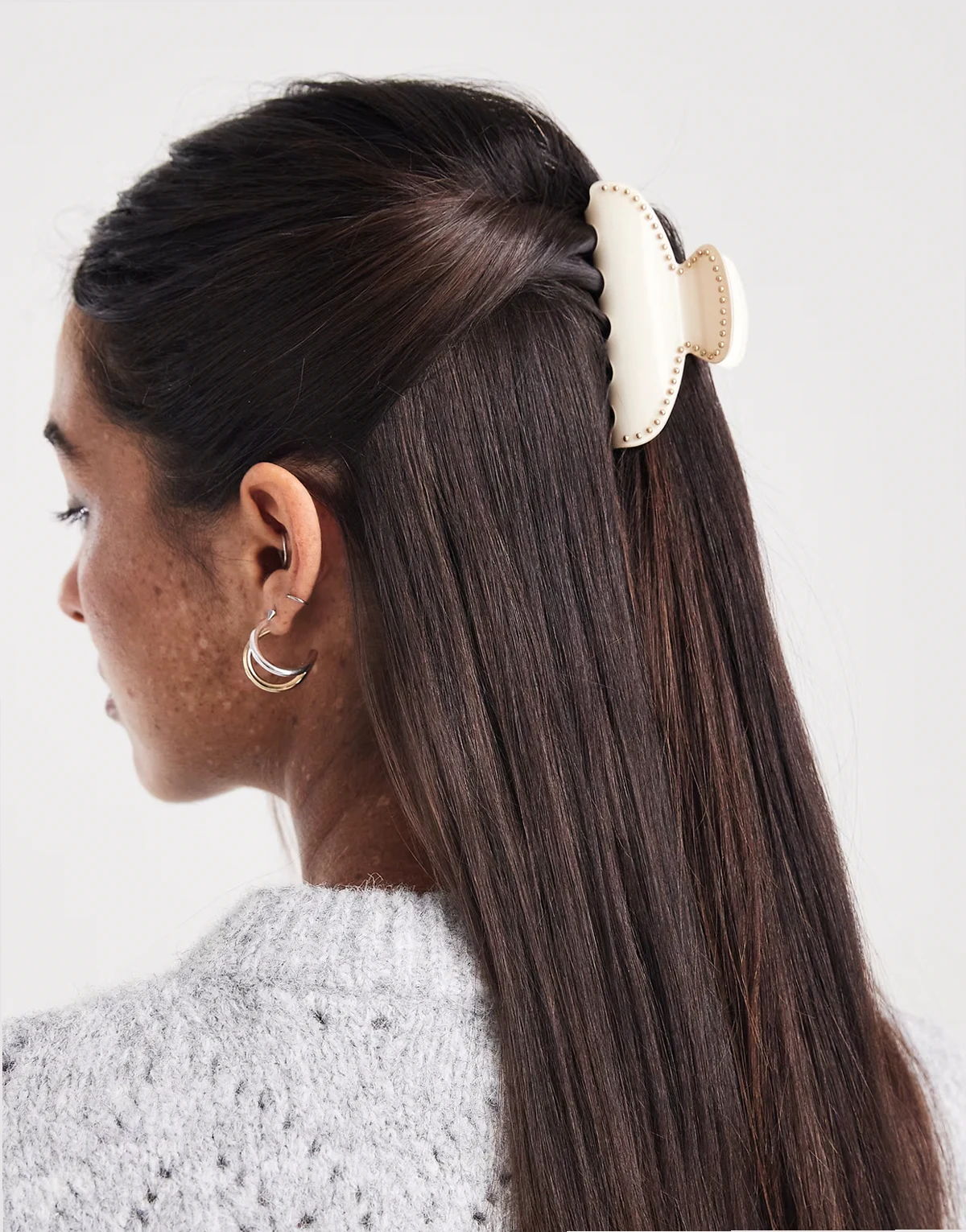 – Kremowa spinka do włosów z ćwiekami na krawędziach