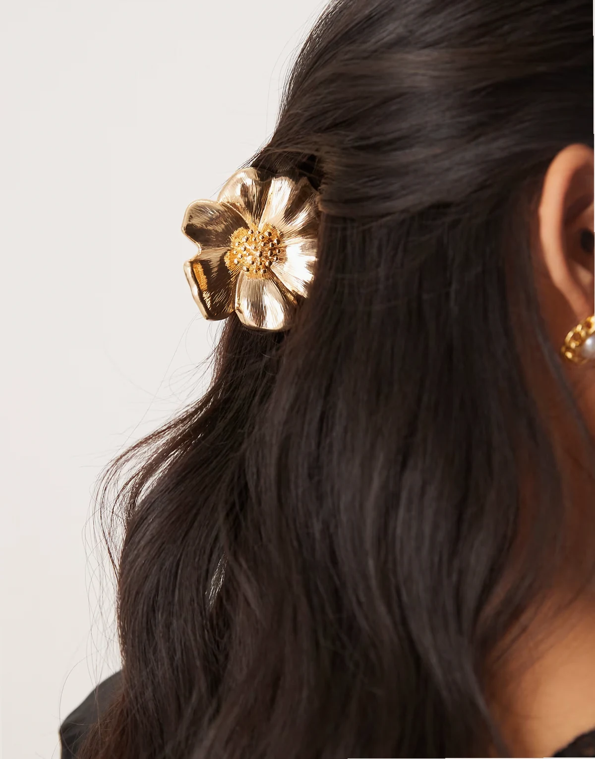 – Haarklammer aus Metall in Goldoptik mit Blumendesign