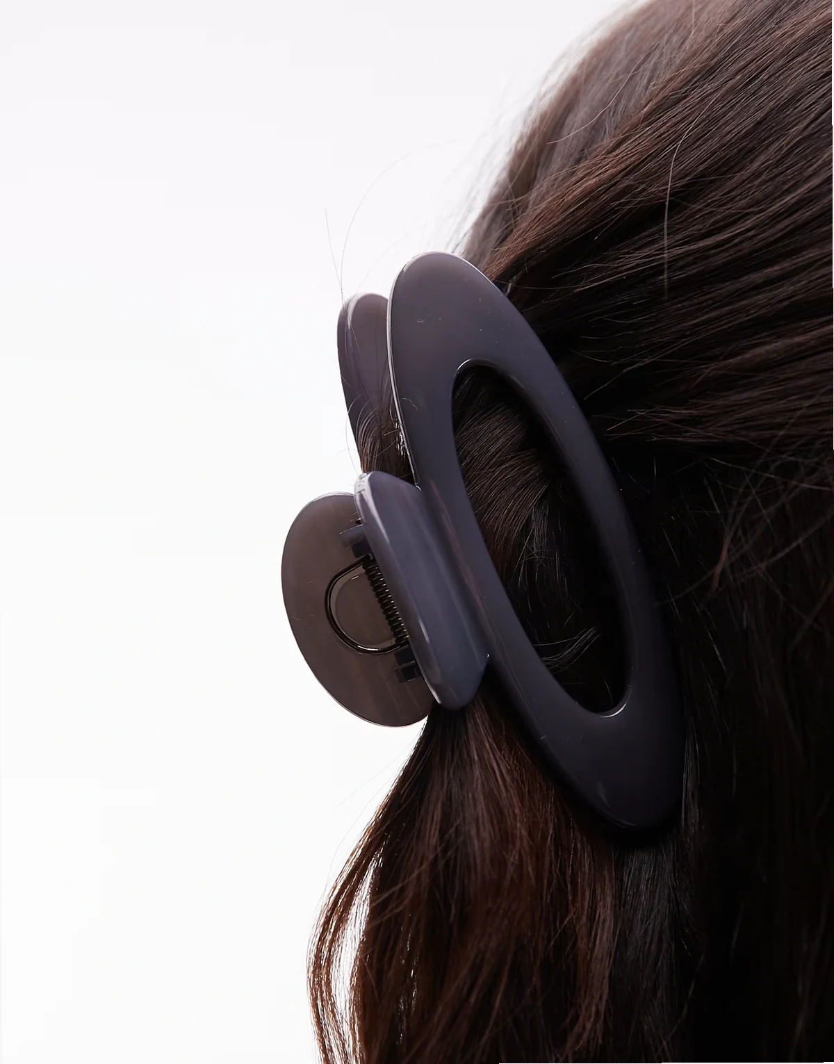 – Große, ovale Haarklammer in Dunkelgrau