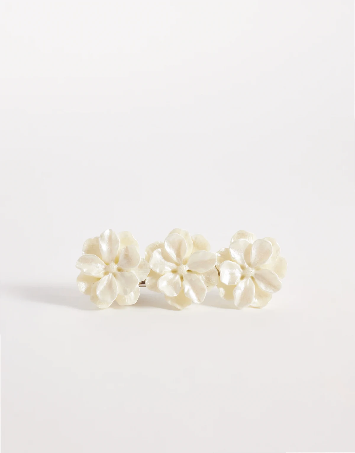 – Haarspange in Weiß mit Perlenblumen-Design