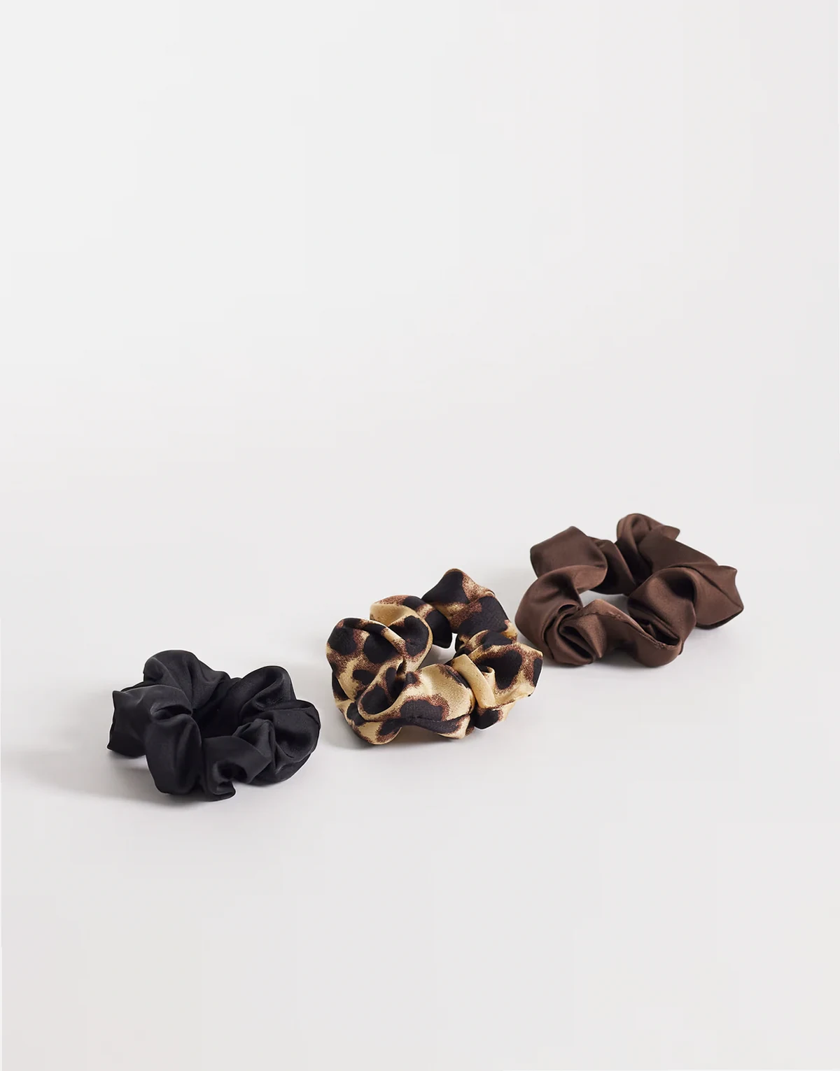 – 3er-Pack Scrunchie-Haargummis mit neutralem Leopardenmuster