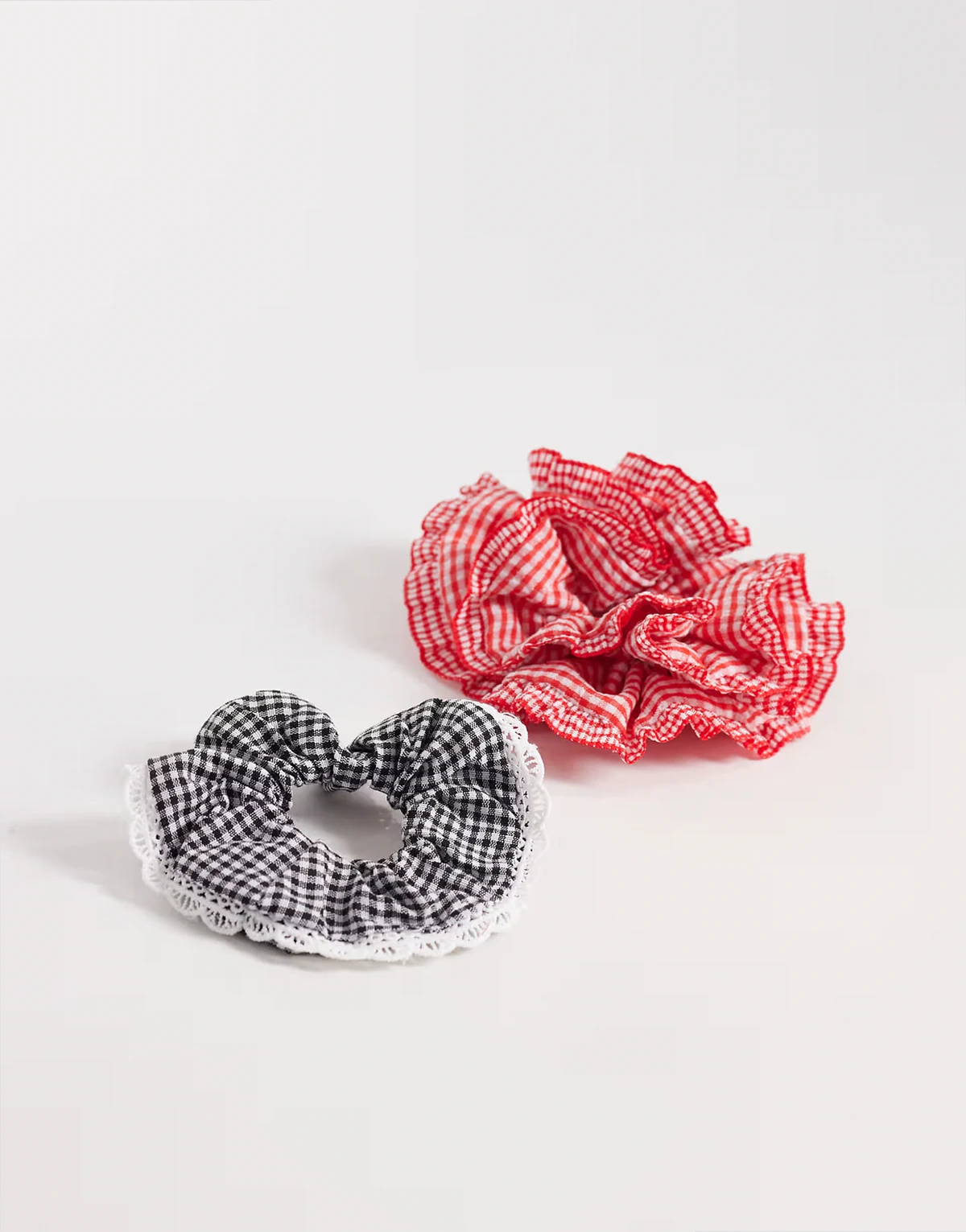– Scrunchies mit Vichy-Karomuster in Schwarz und Rot, 2er-Pack