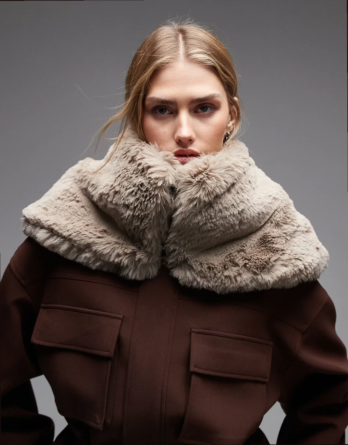 – Schal aus Kunstpelz in Steinbeige