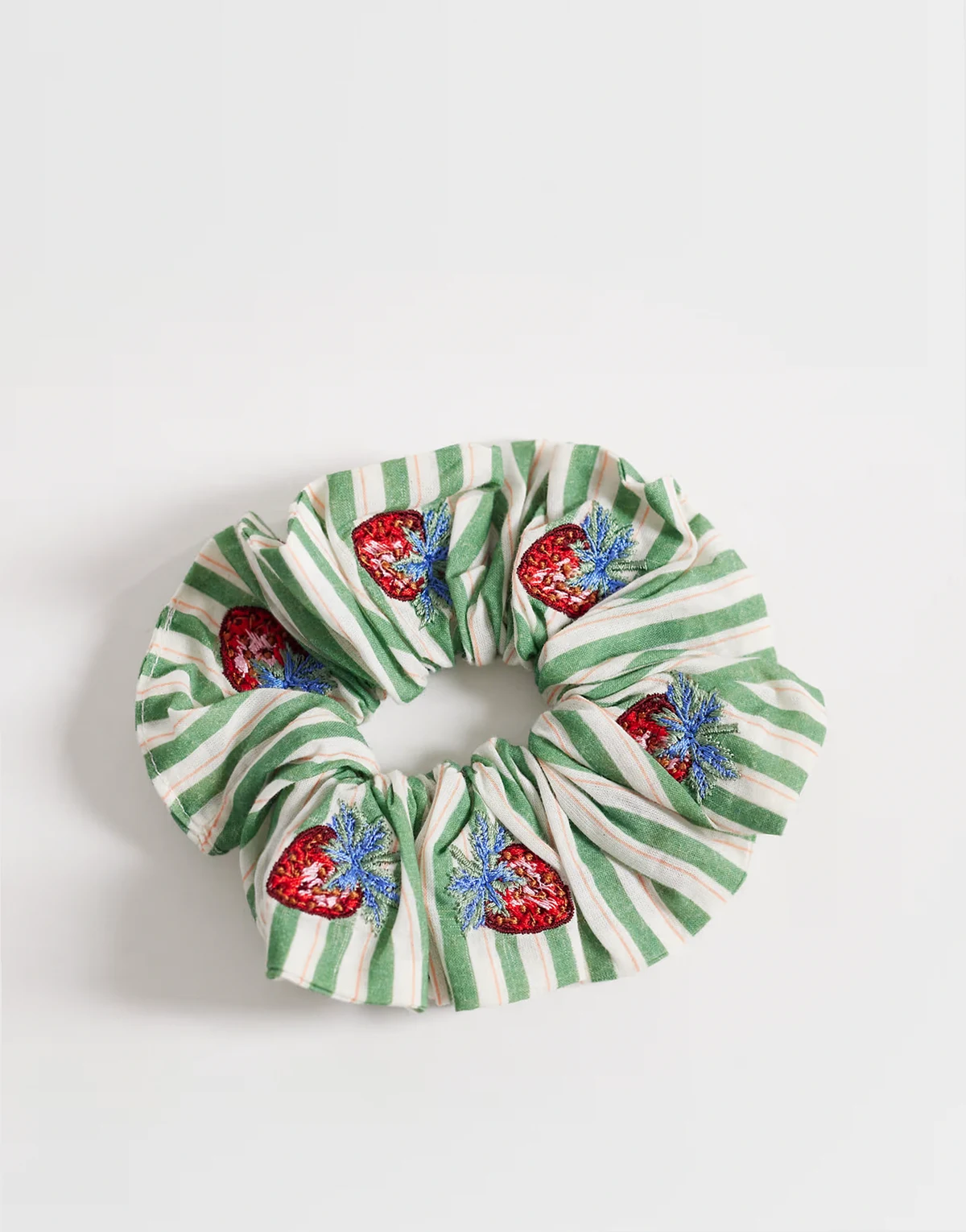 – Scrunchie-Haargummi in Grün mit Erdbeerstickerei
