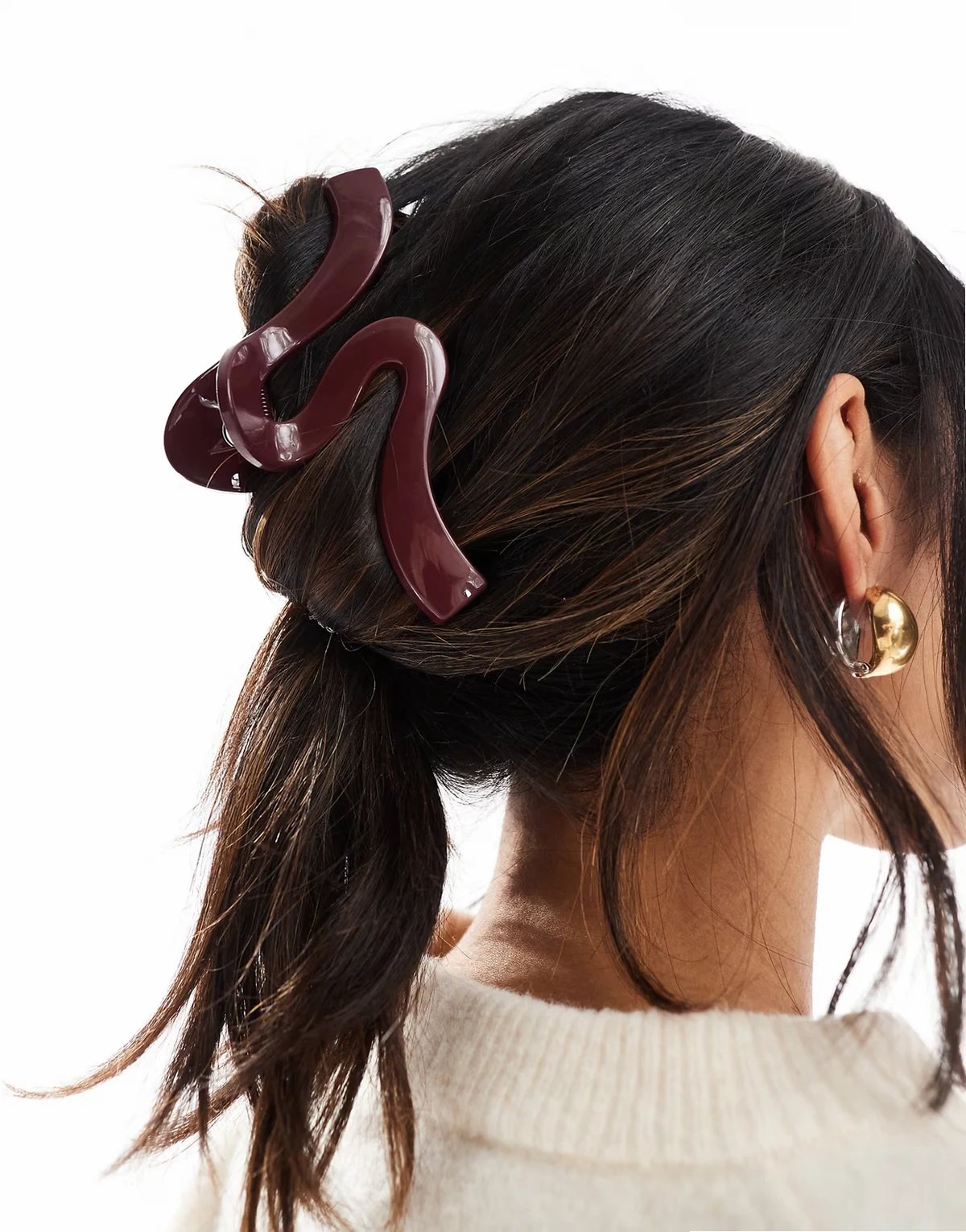 XL hair claw with wave detail in burgundy