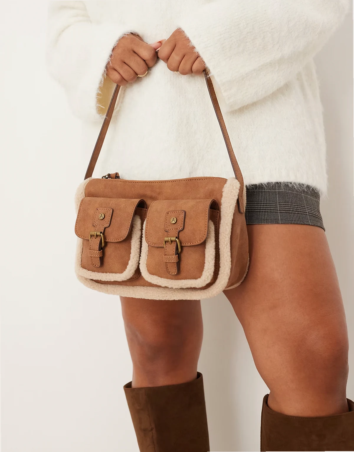 – Jasnobrązowa torebka crossbody z kieszeniami z imitacji skóry owczej