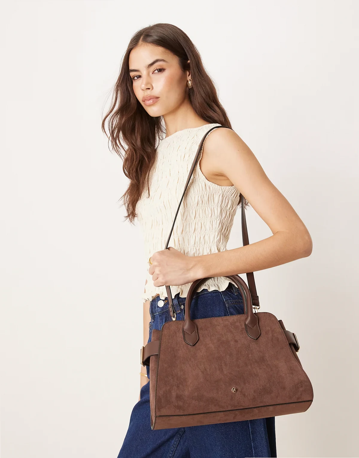 – Brązowa torebka do ręki z imitacji zamszu