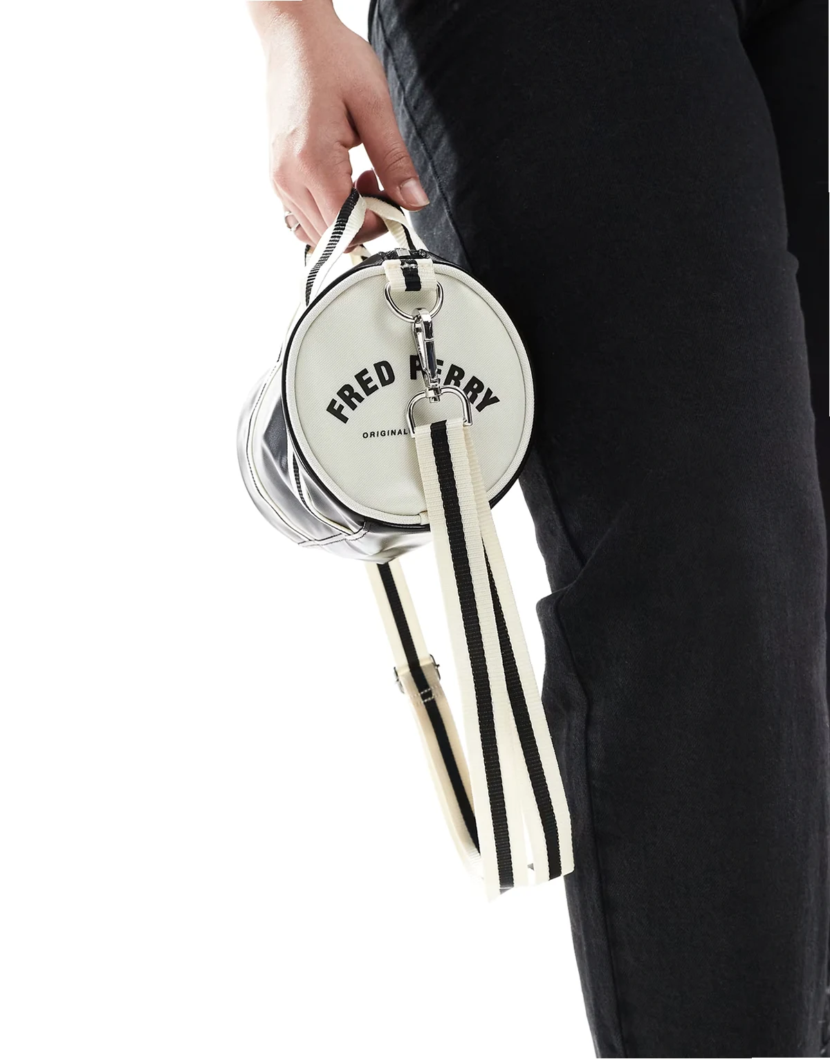 – Czarna mała baryłkowa torebka