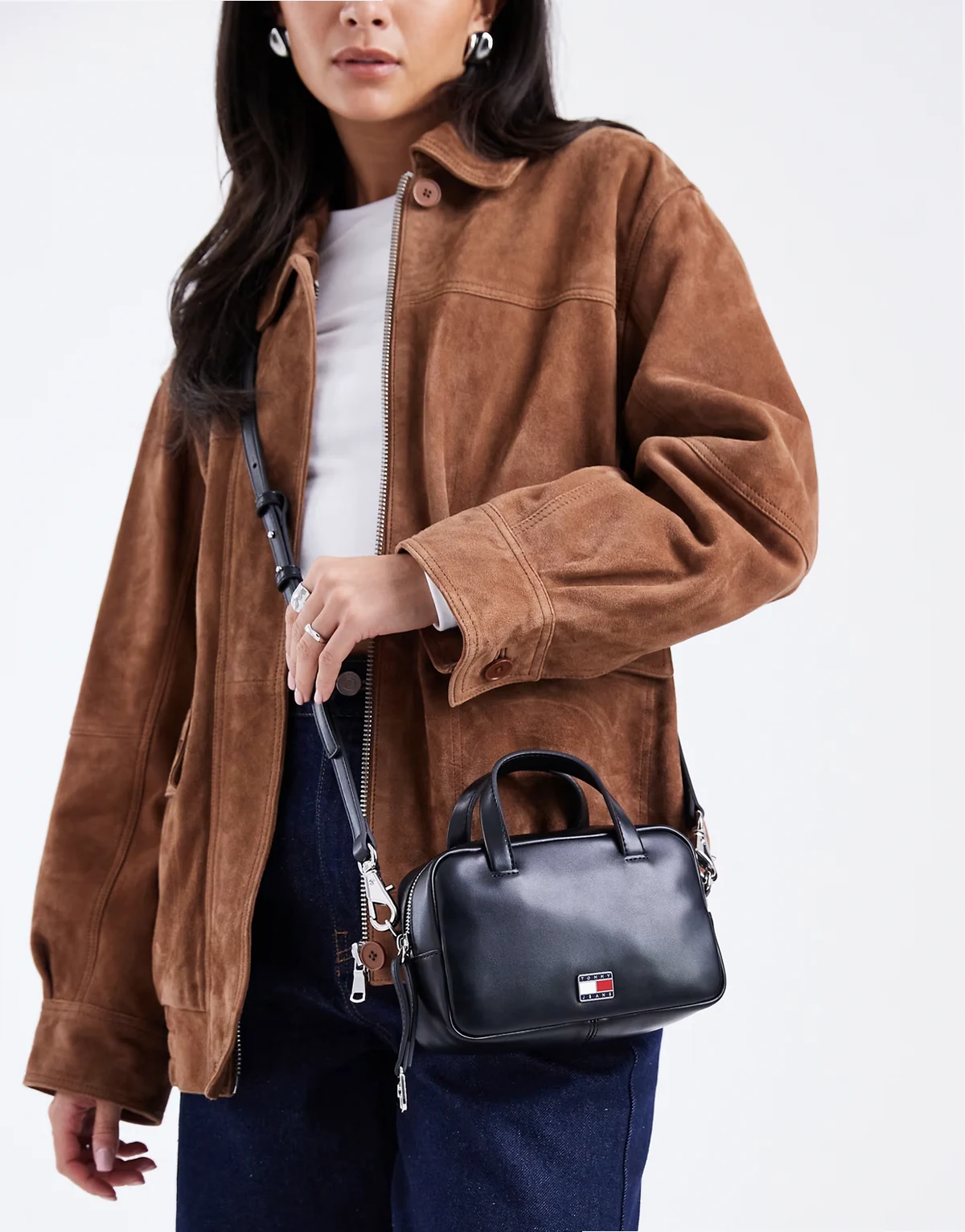 – Czarna torebka crossbody z rączką u góry