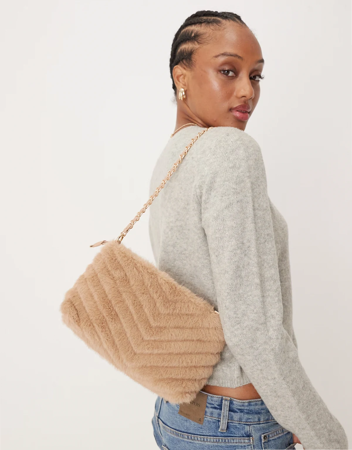 – Beżowa torba na ramię ze sztucznego futra z łańcuszkiem