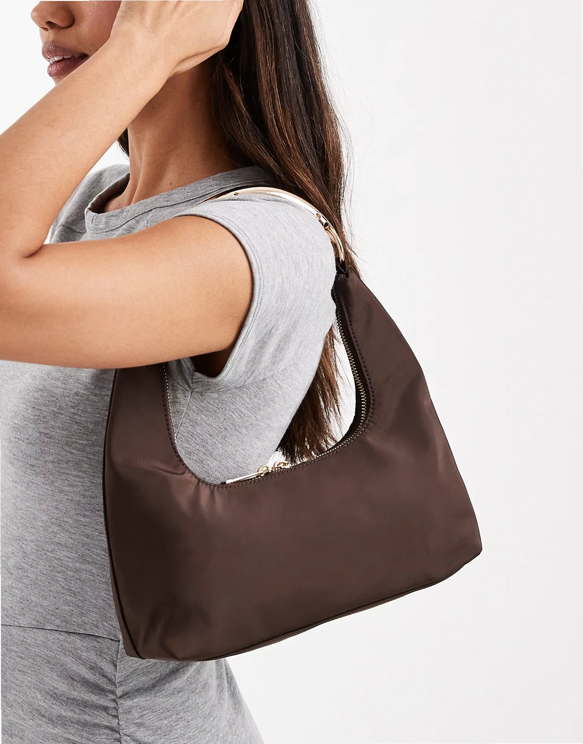 – Schultertasche in Dunkelbraun mit goldfarbenem Metallgriff