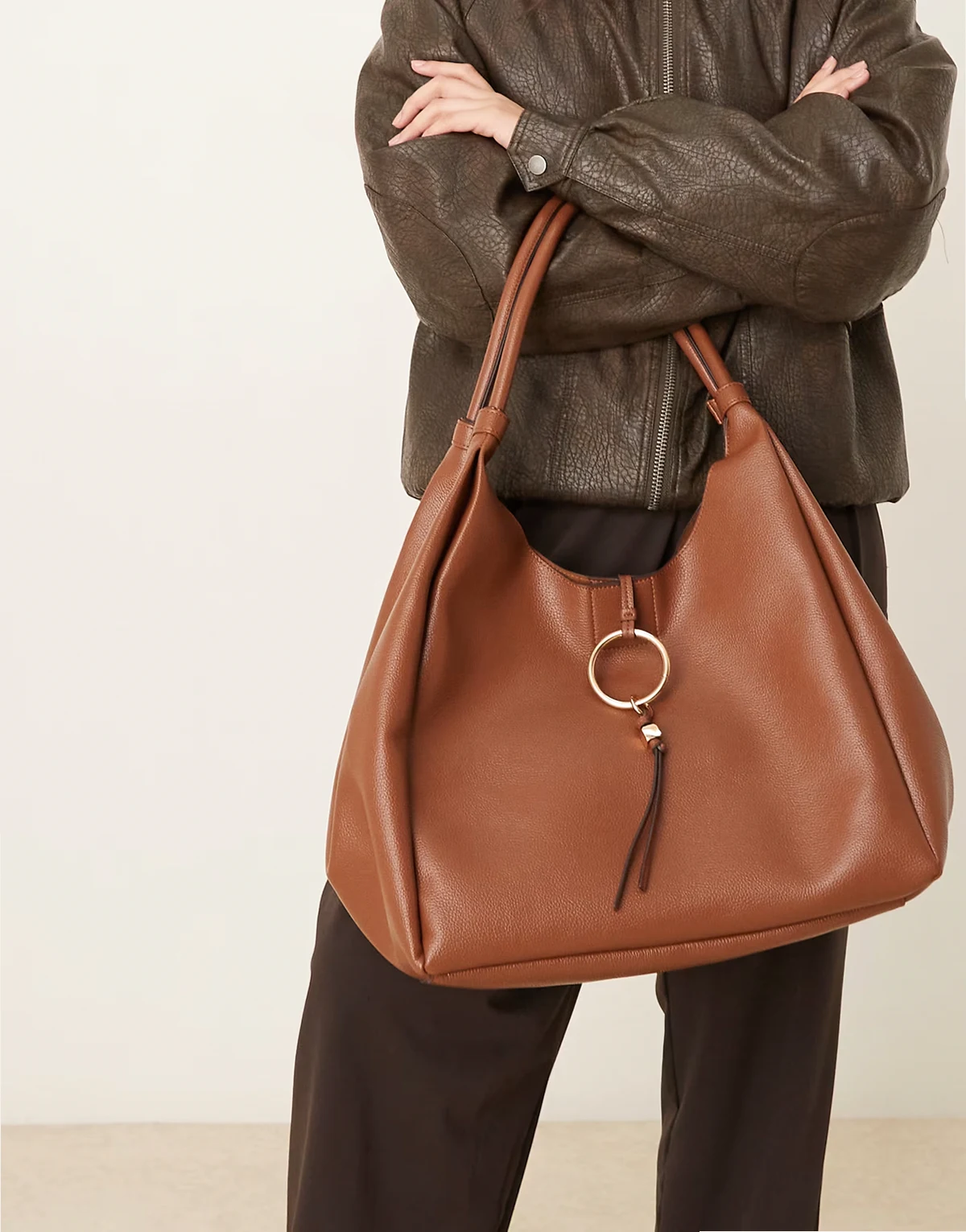 – Brązowa duża torebka na ramię z ozdobnym pierścieniem