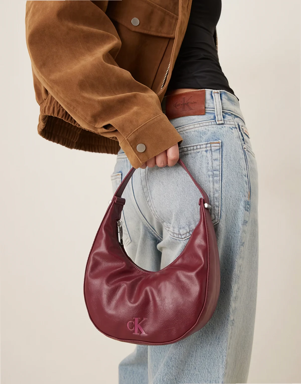 Jeans – Glänzende, kleine Moon-Tasche in Burgunderrot