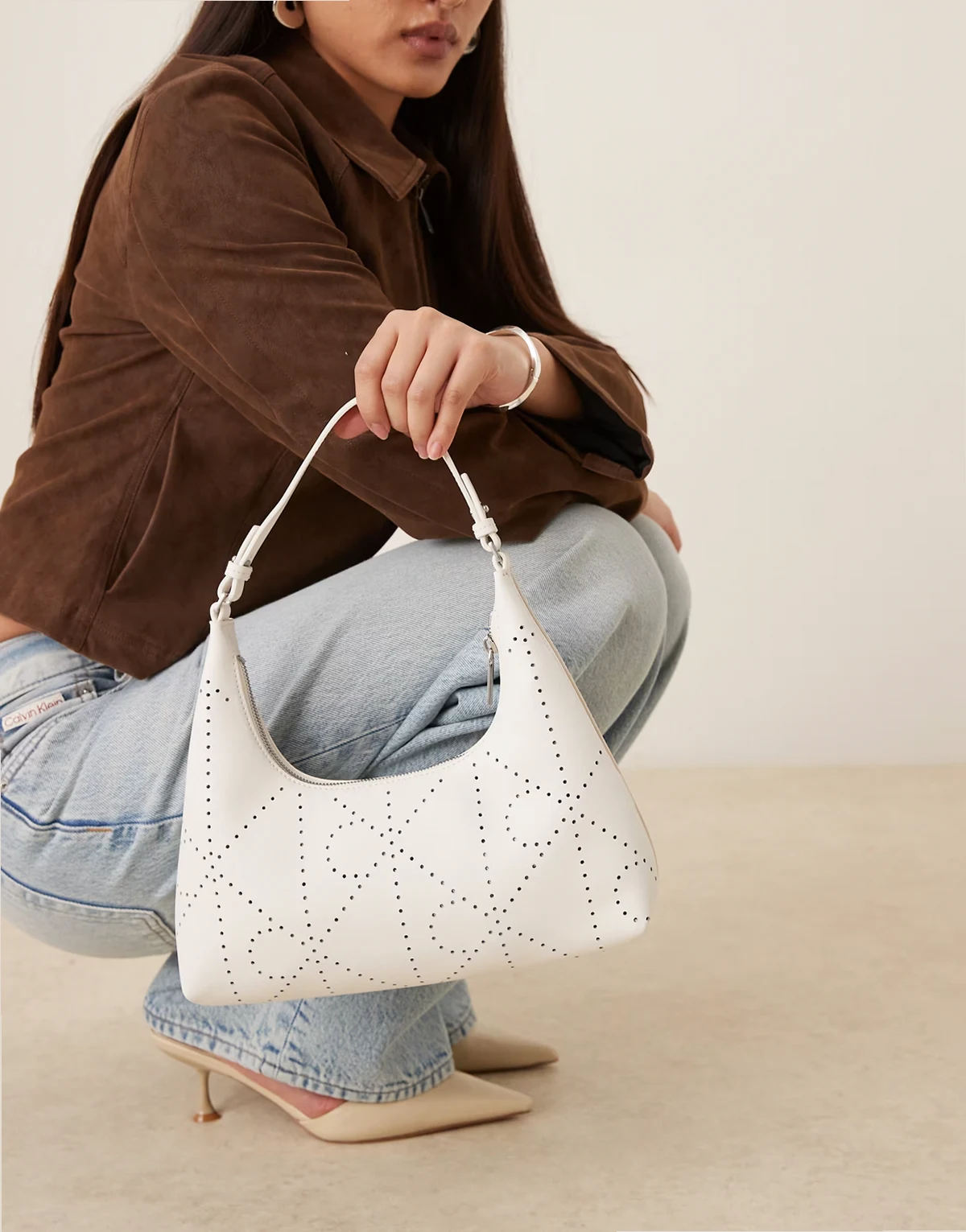 Jeans – Schultertasche aus Leder in Weiß mit Durchbruchlogo