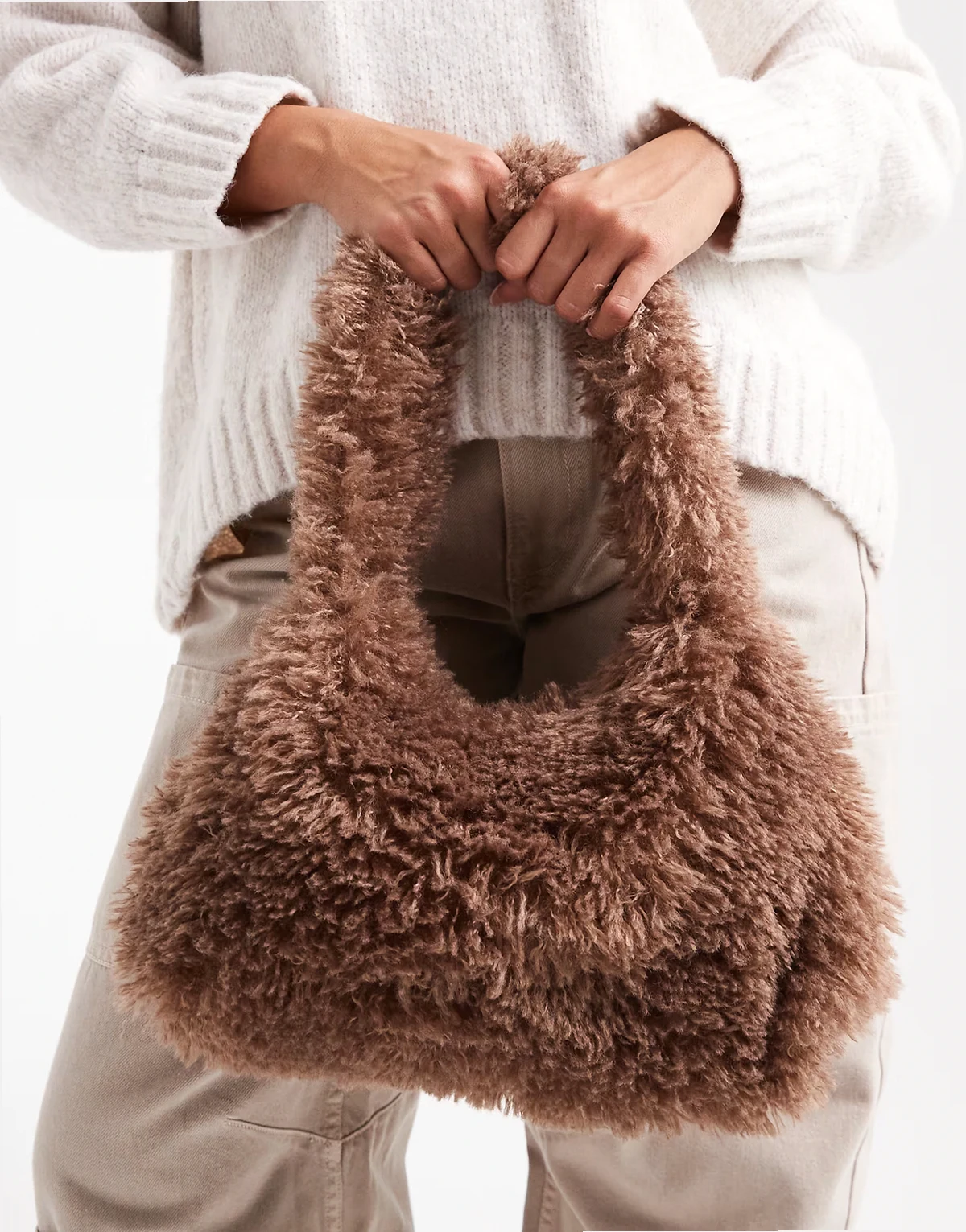 – Knautschige Schultertasche aus Kunstpelz in Braun