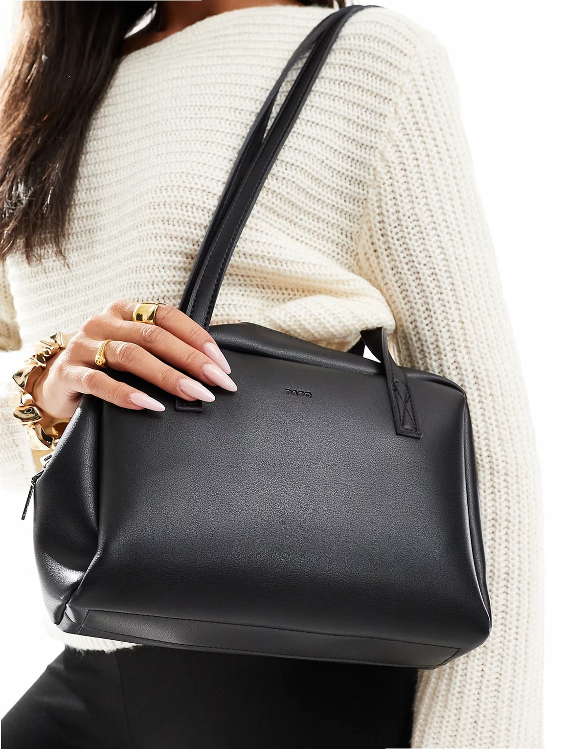 – Czarna mała torebka na ramię z dwoma paskami