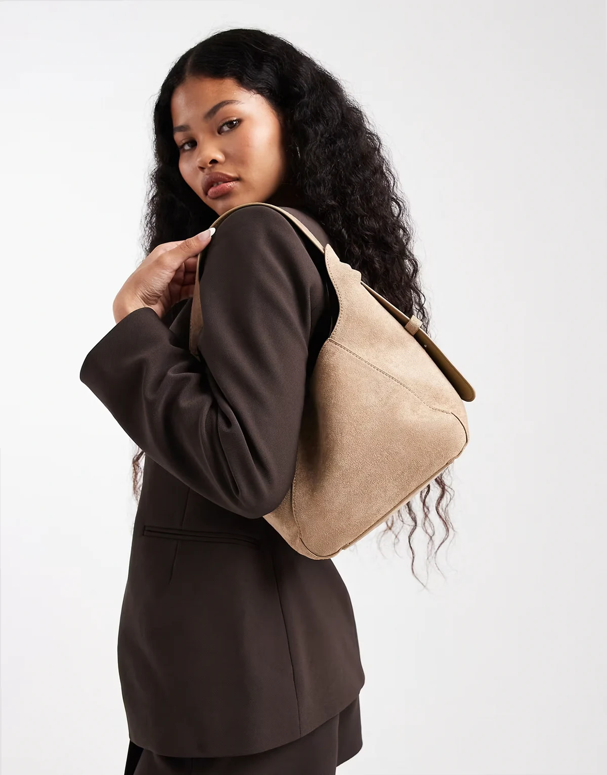 – Kleine Schultertasche aus Wildlederimitat in Beige