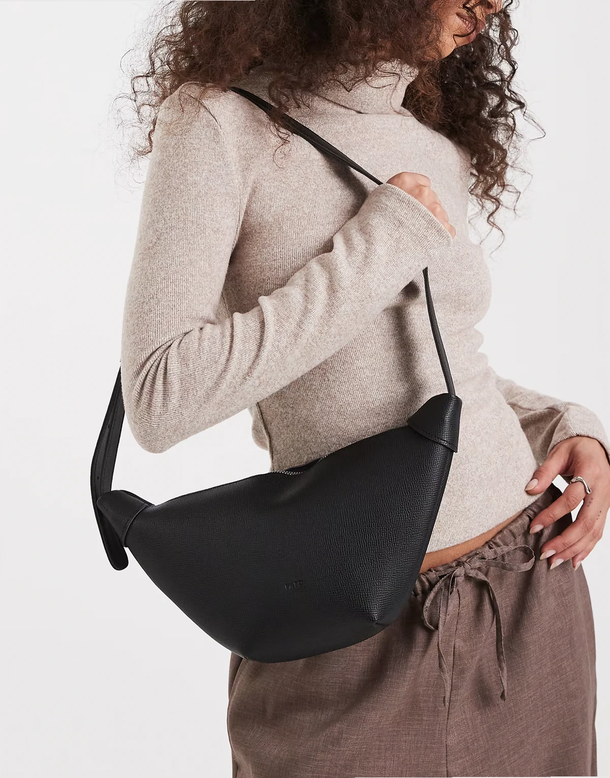 – Czarna fakturowana torebka crossbody w kształcie rogalika