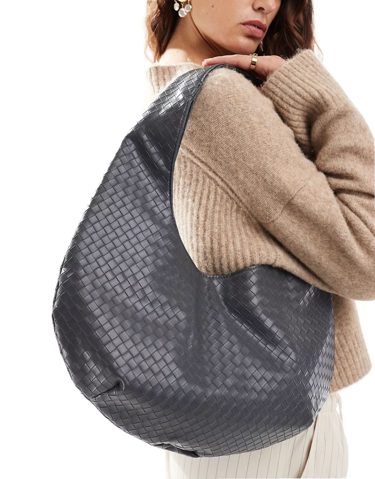 – Große Schultertasche mit Webstruktur in Grau