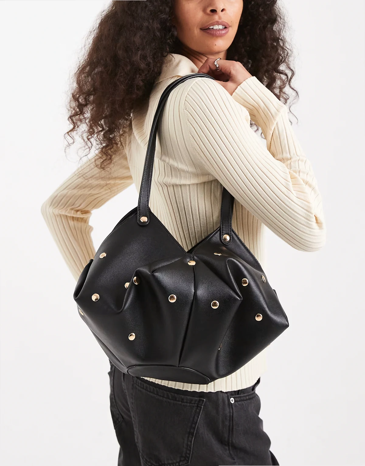 – Handtasche in Schwarz mit Nietenbesatz