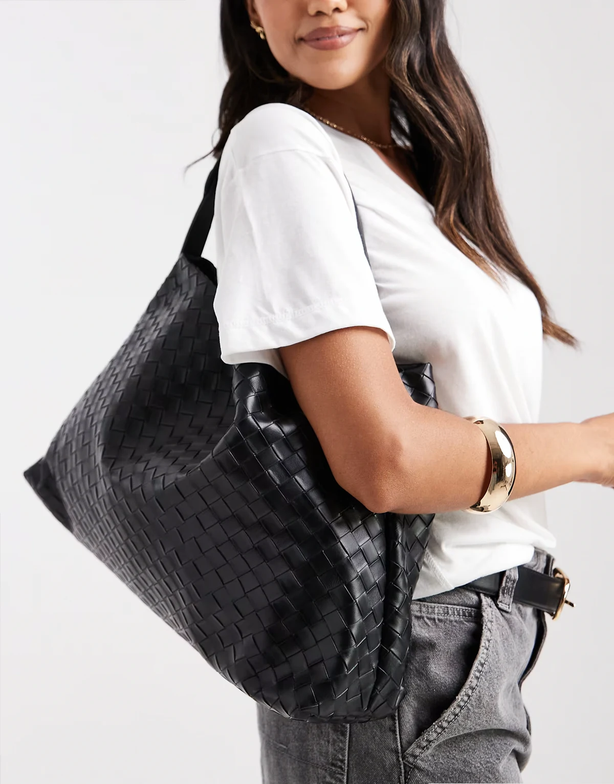 – Gewebte Oversize-Schultertasche in Schwarz