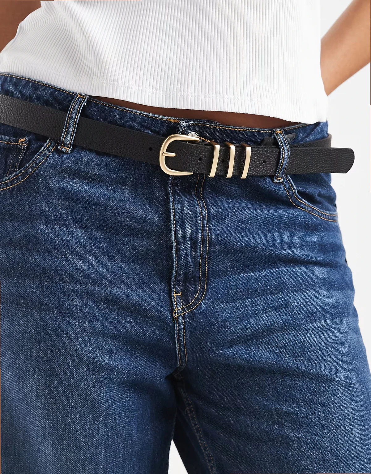 Pieces Curve – Czarny pasek ze złotą klamrą