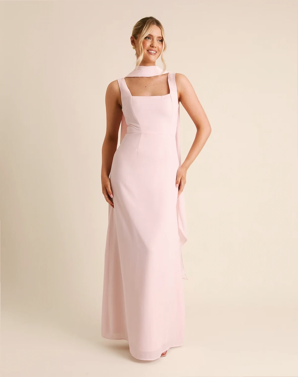 – Bridesmaid – Maxikleid aus Crepe in Hellrosa mit eckigem Ausschnitt und Schal am Ausschnitt