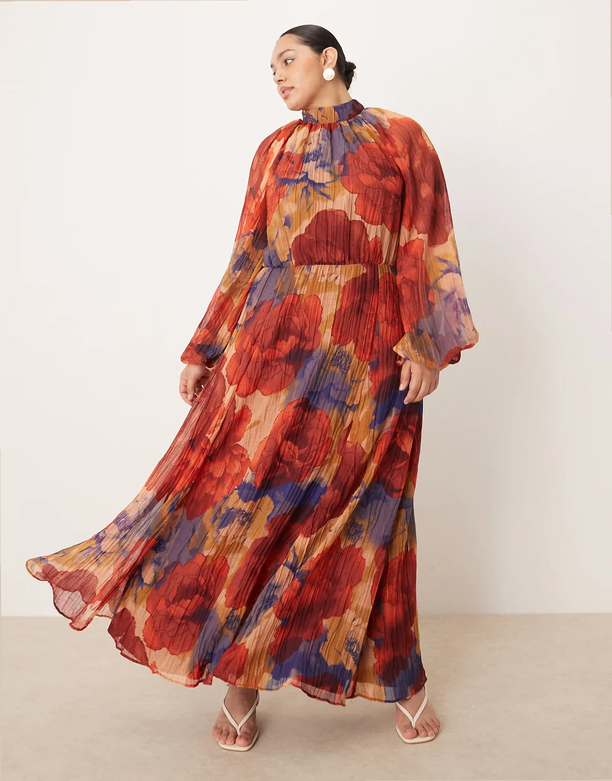 ASOS DESIGN Curve – Fakturowana sukienka maxi z zabudowanym dekoltem i obszernymi rękawami z obcisłym mankietem w czerwono-niebieski kwiatowy wzór