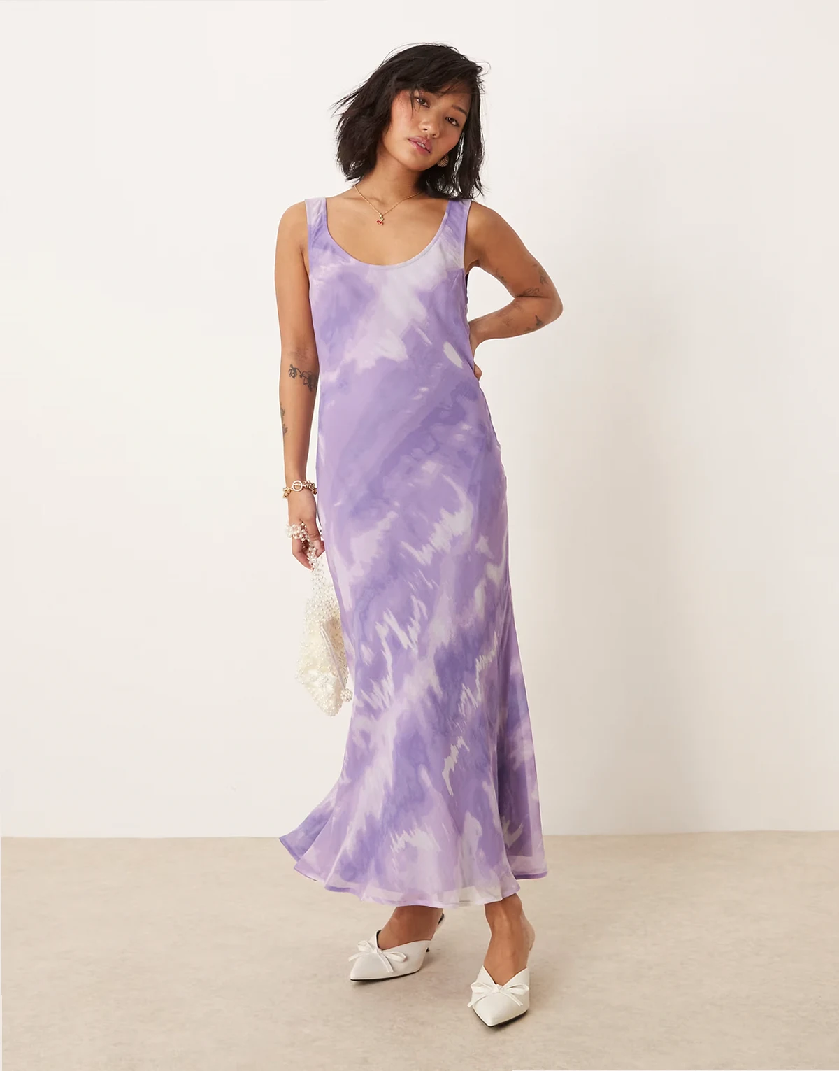 ASOS DESIGN Petite – Midi-Trägerkleid aus Chiffon mit U-Ausschnitt und lila Batikmuster