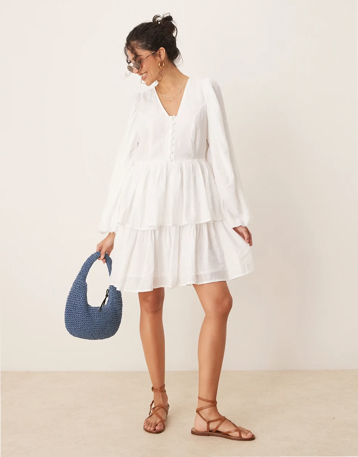 – Kurzes Boho-Kleid in Weiß mit Puffärmeln und Knopfleiste