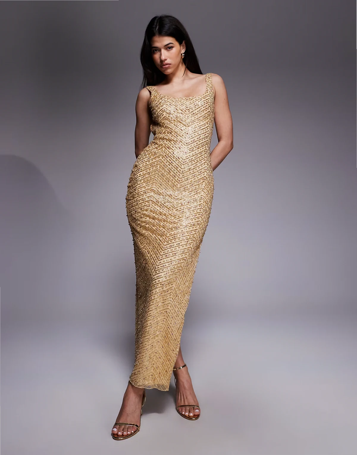 – Złota sukienka maxi z dekoltem w kształcie serca z kryształkami