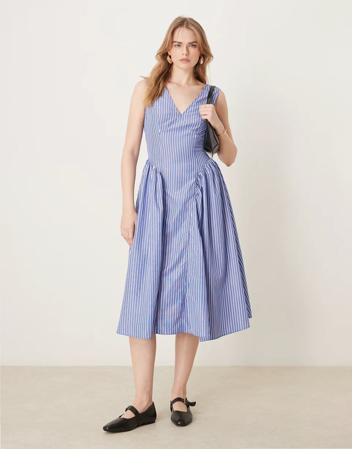 – Midaxikleid in Marineblau gestreift mit V-Ausschnitt