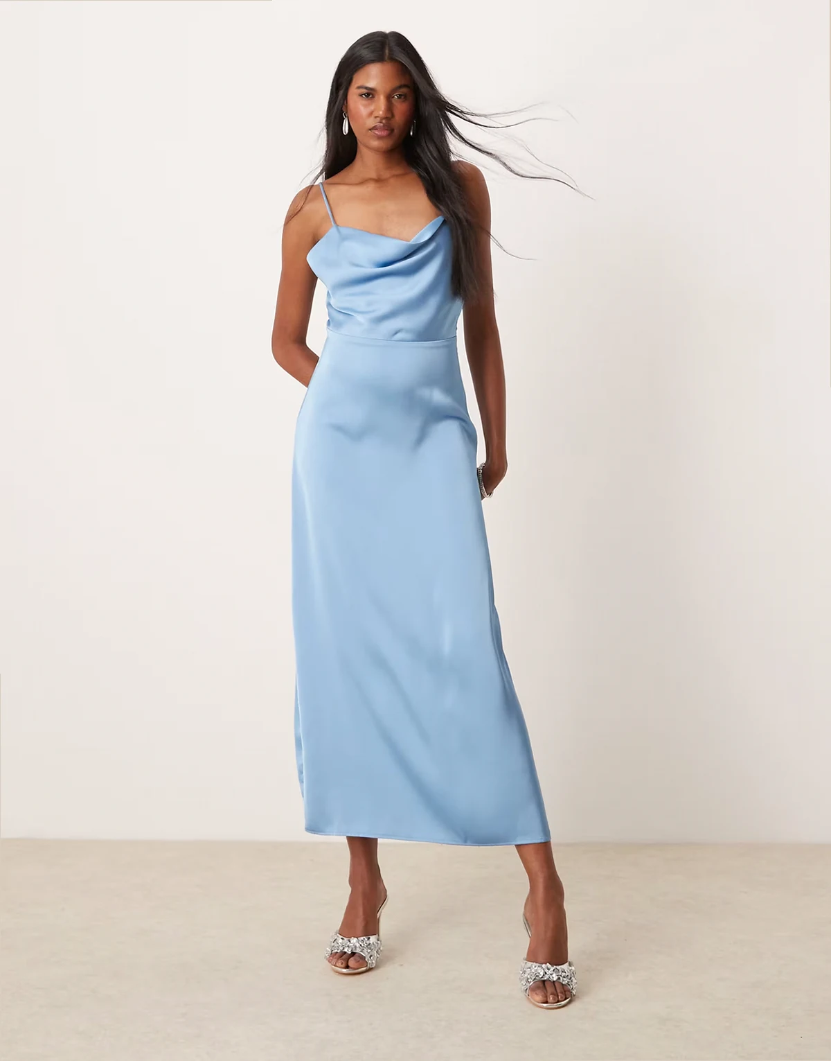 – Maxikleid aus Satin in Glücksblau mit Wasserfallausschnitt