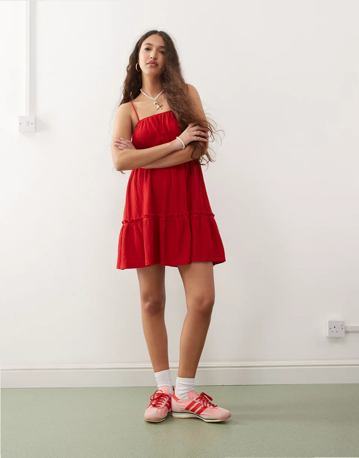 – Gestuftes Seersucker-Hängerkleid in Rot