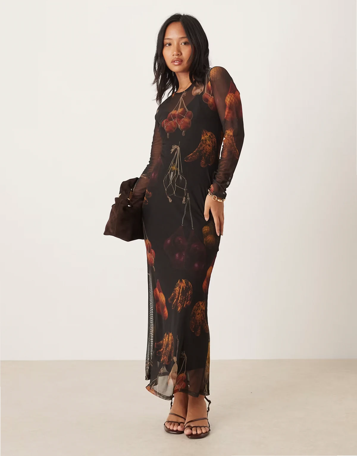 Petite – Czarna siateczkowa sukienka midaxi z długimi rękawami z nadrukiem owoców