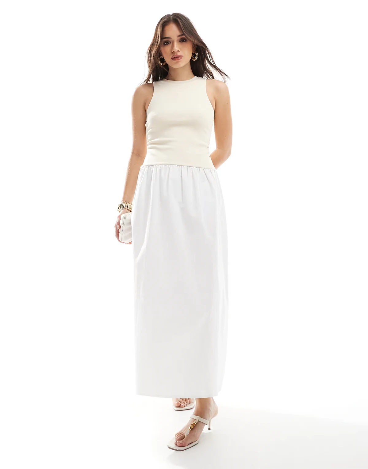 – Maxikleid in Beige und Weiß mit tiefer Kontrast-Taille und Racer-Ausschnitt