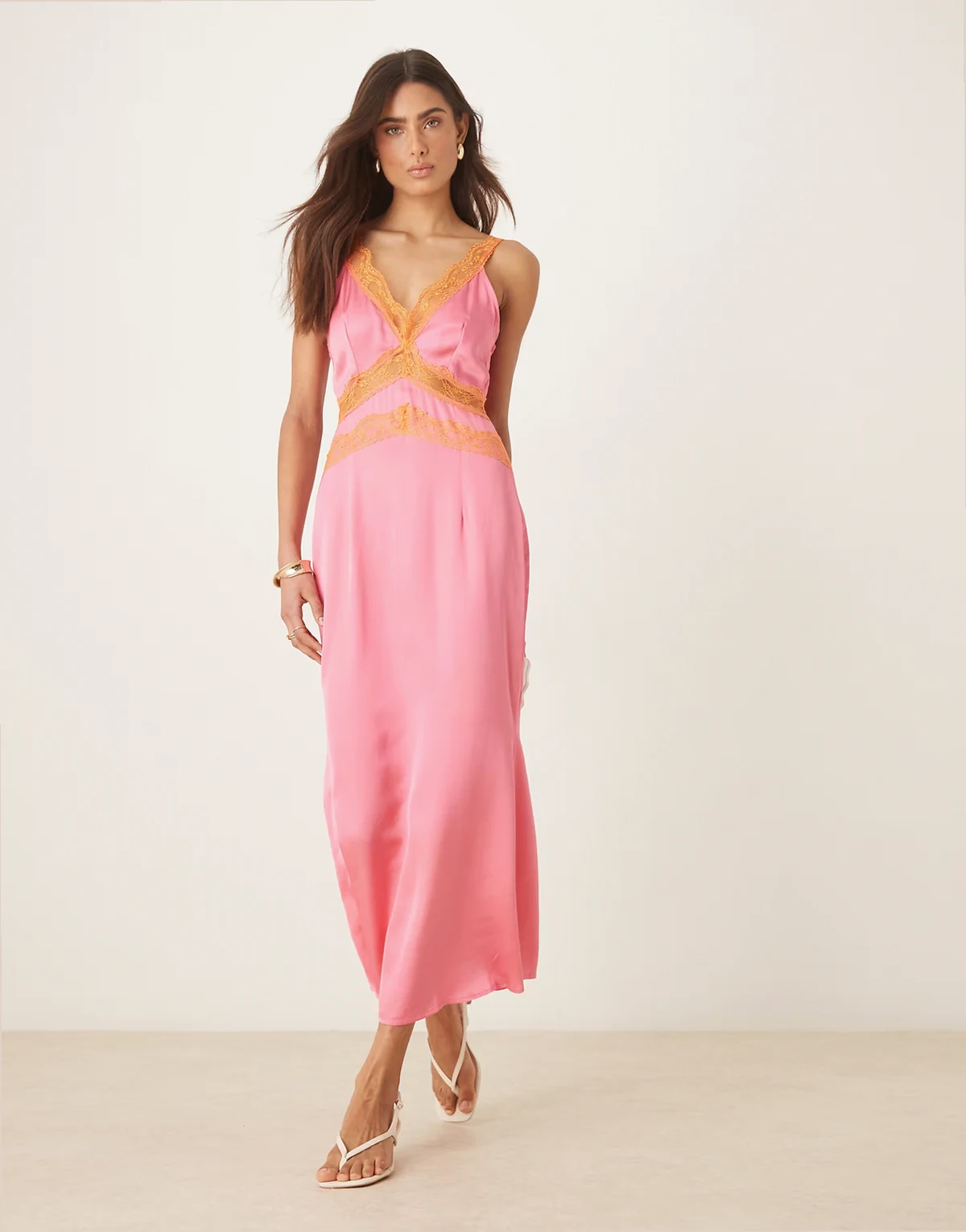 – Różowa sukienka midaxi z pomarańczowymi koronkowymi wstawkami