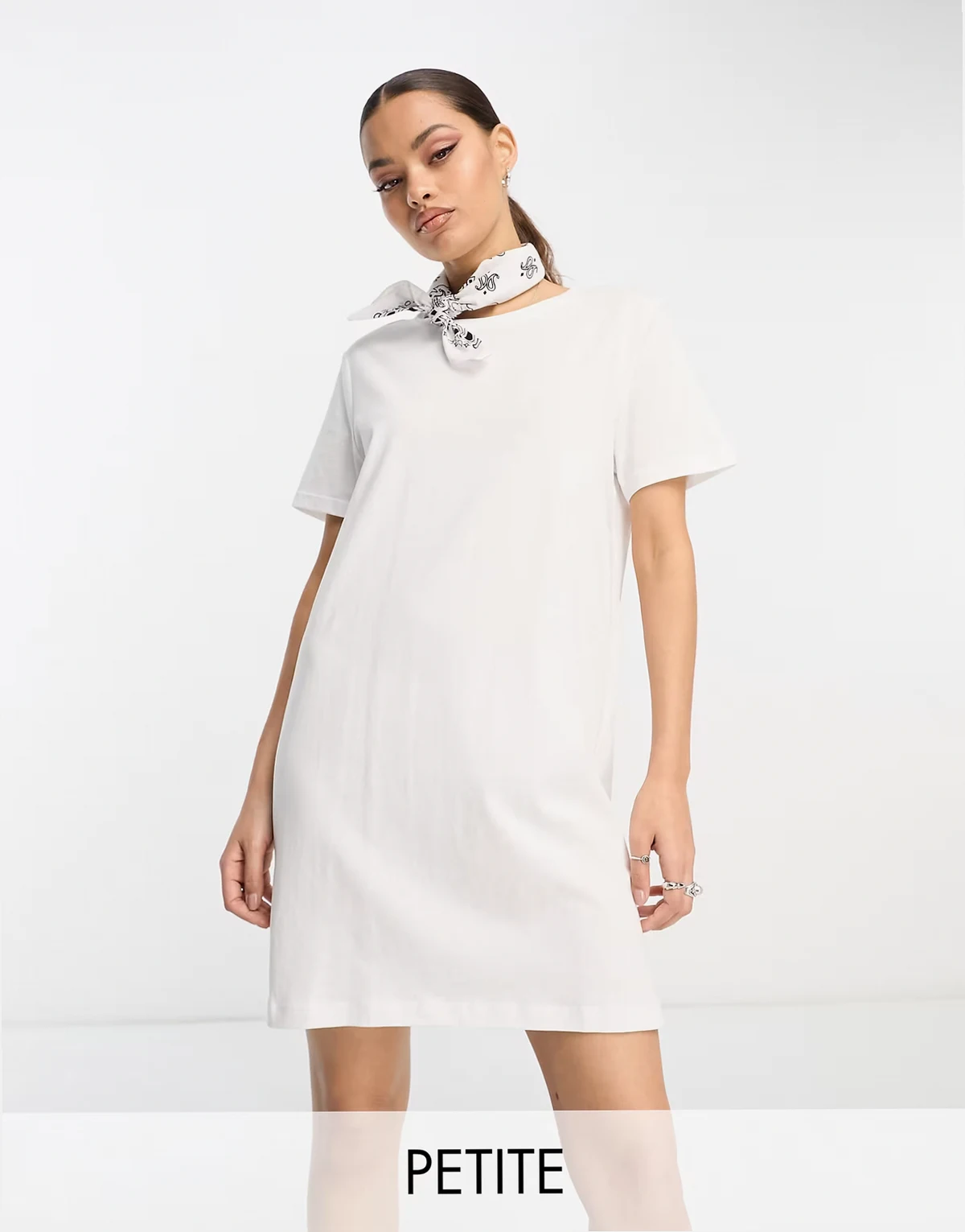 – Biała sukienka T-shirtowa mini