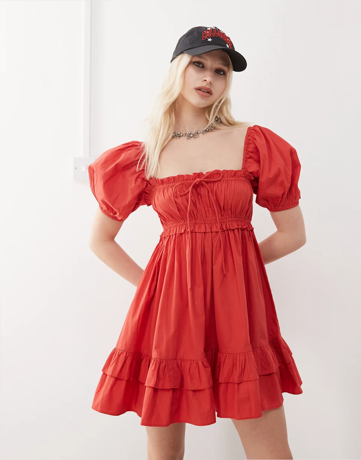 – Kurzes Milchmädchenkleid in Rot mit Puffärmeln
