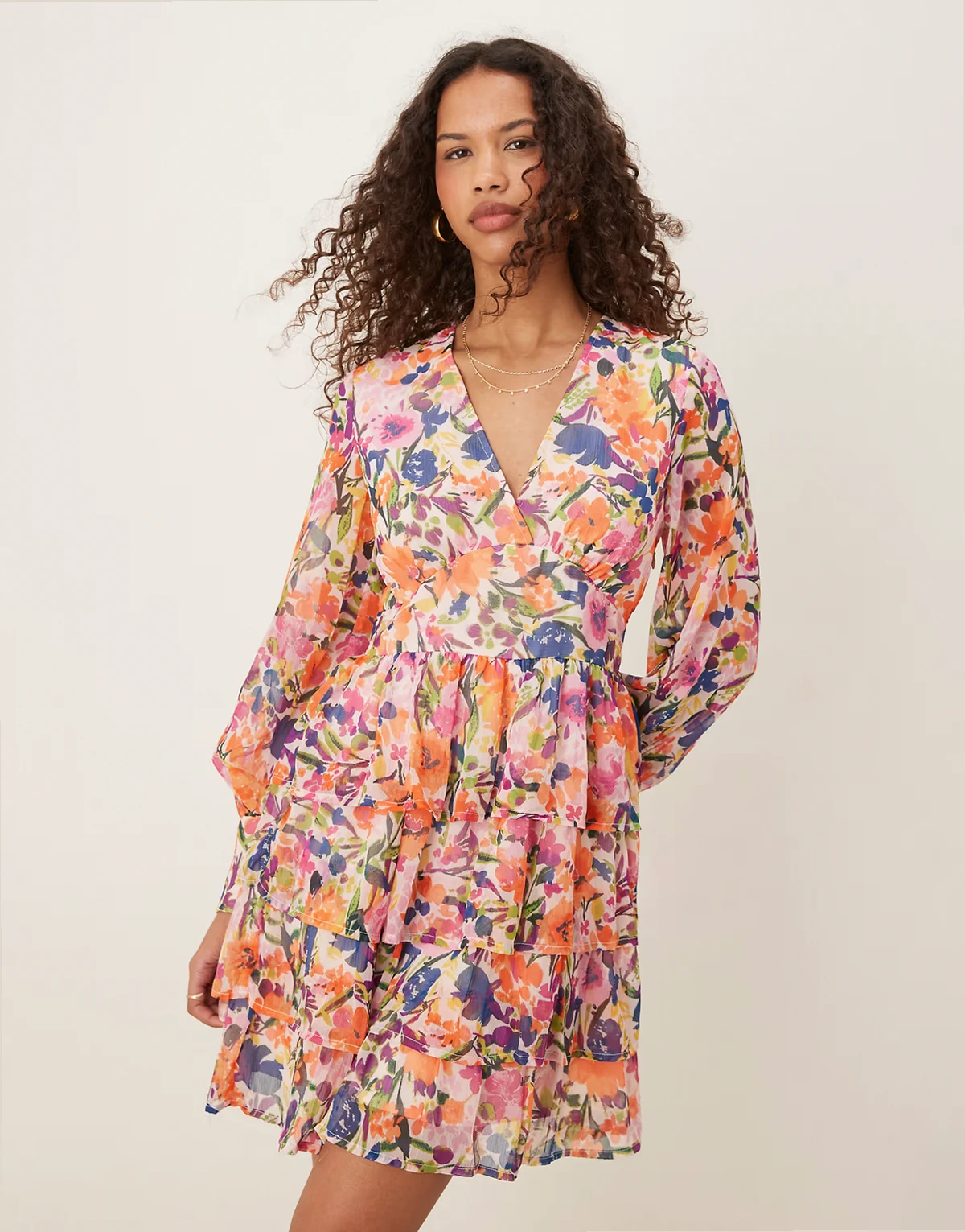 – Gestuftes Minikleid mit buntem Blumenprint
