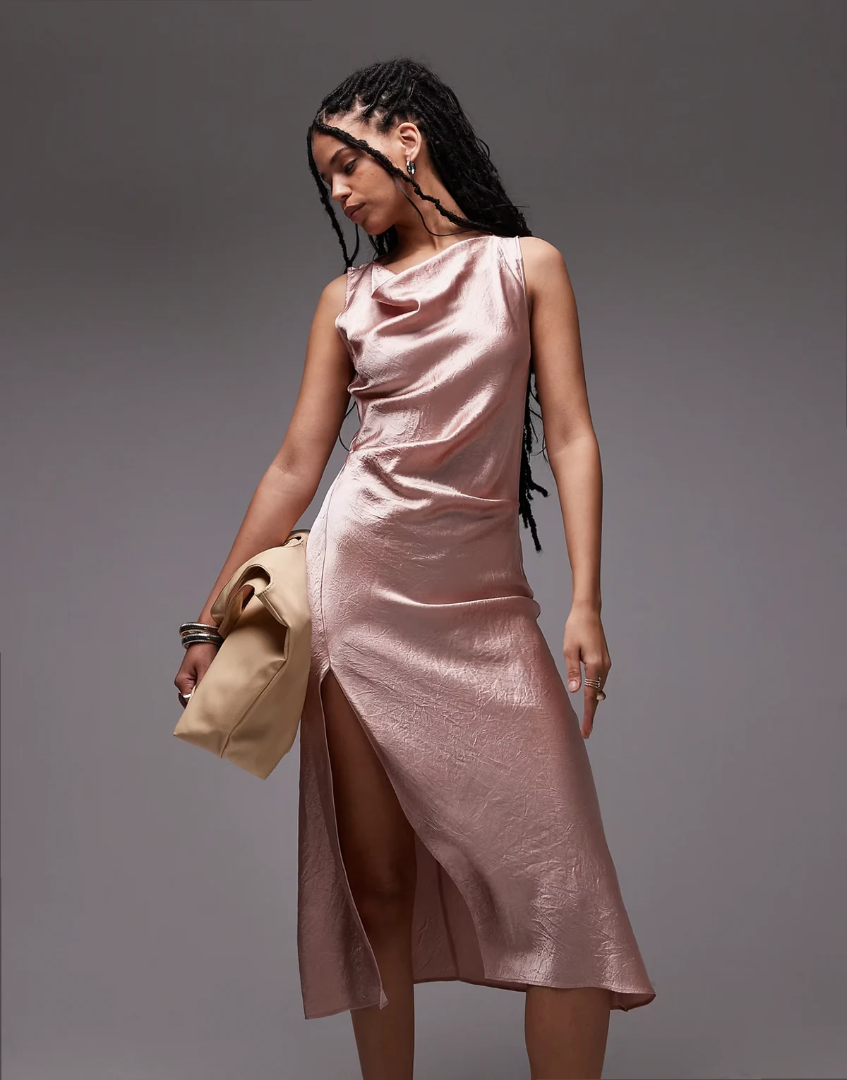 – Ärmelloses Midaxi-Kleid in Hellrosa aus gehämmertem Satin mit Drapierungsdetail und Beinschlitz